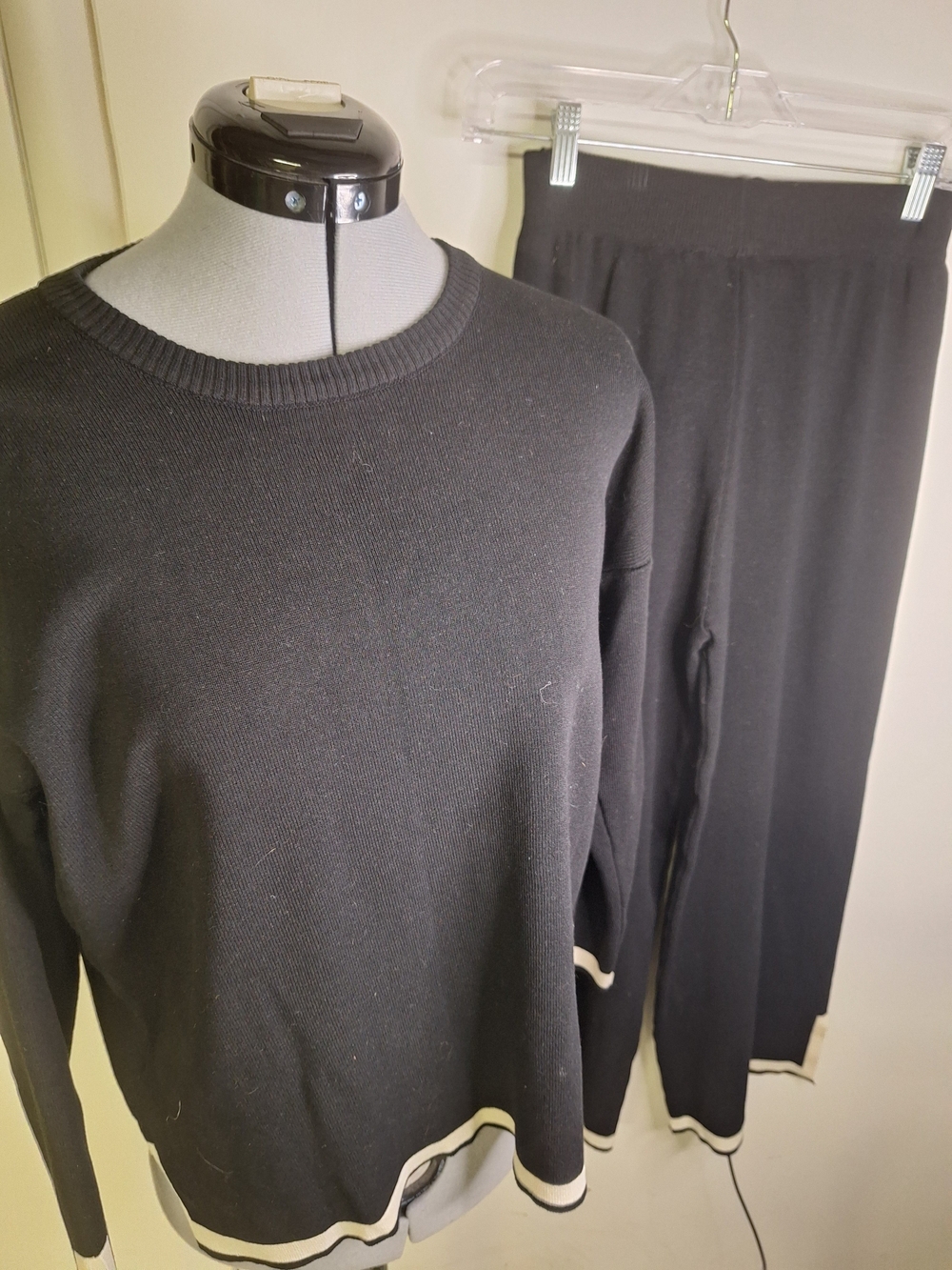Black & Cream Two Piece Cropped Knit Pants Set Size Med - Picture 2 of 7